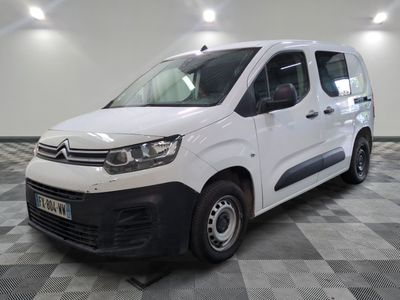 la camionnette blanche est garée sur le sol en damier d'une pièce