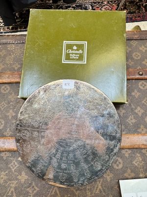 une grande plaque métallique posée sur une valise