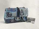 un sac bleu et noir auquel est accrochée une chaîne