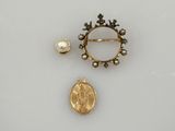 deux broches en or et perles et une pièce de monnaie