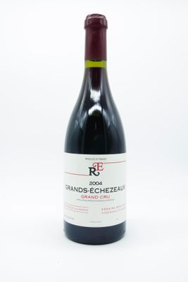 une bouteille de vin posée sur une table