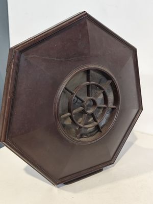 une horloge posée sur une table