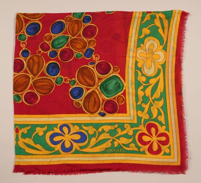 un gros plan sur une écharpe rouge et verte ornée de motifs colorés