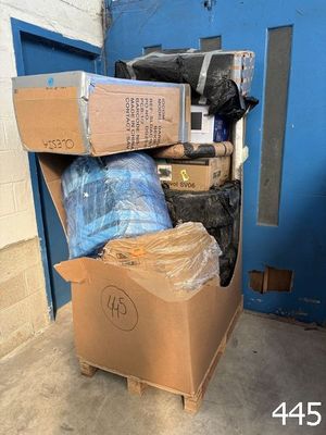 une grande boîte remplie de boîtes posée devant une porte bleue