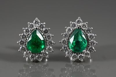 une paire de boucles d'oreilles en émeraude et diamant
