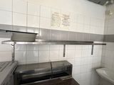 une cuisine équipée d'un évier, d'une cuisinière et d'une baignoire