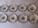 six assiettes ornées de motifs floraux sont disposées sur un fond blanc