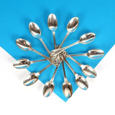beaucoup de cuillères posées sur une surface bleue