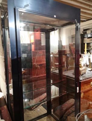 une vitrine en verre au milieu d'une pièce