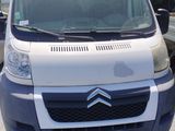 une camionnette blanche garée dans un parking