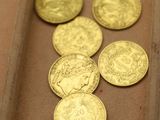 beaucoup de pièces d'or posées sur une table