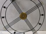 une horloge posée sur une table