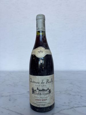 une bouteille de vin posée sur une table