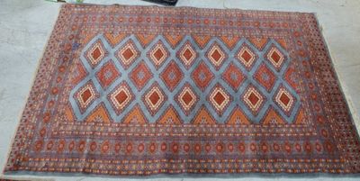 un vieux tapis orné d'un motif bleu et rouge