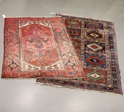 Lot de deux tapis en laine à décor géométrique, l'un sur fon…