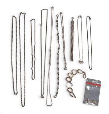 de nombreux types de colliers exposés sur un fond blanc
