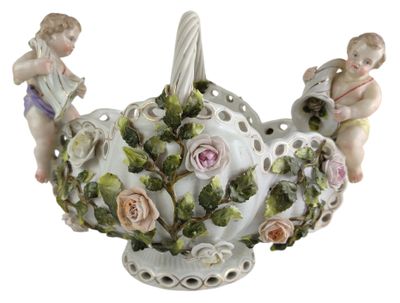 ALLEMAGNE DRESDE coupe en porcelaine à décor d'angelots et r…