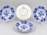 trois assiettes bleues et blanches ornées de motifs, posées sur une table
