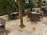 des tables et des chaises dans la cour d'un restaurant