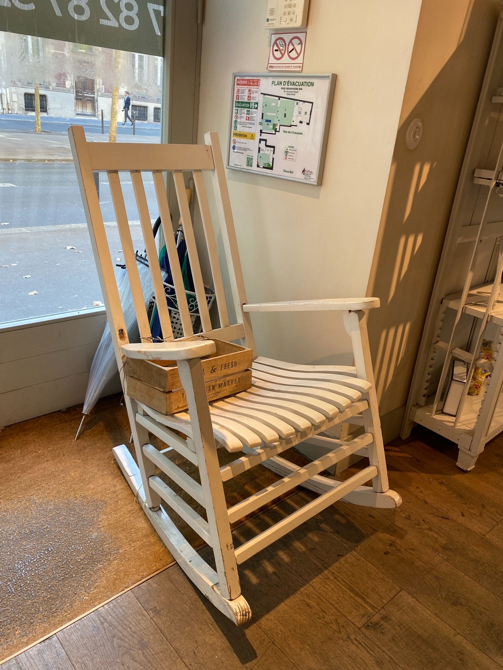 Paire de fauteuils à bascule dits "Rocking-chair", en bois l…