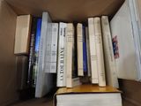 une boîte remplie de livres posée sur une table
