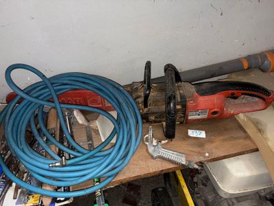 une photo montrant un ensemble d'outils posés sur un établi