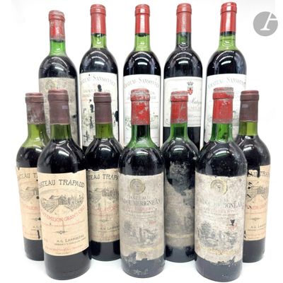 plusieurs bouteilles de vin sont alignées sur une surface blanche