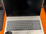 un ordinateur portable posé sur un bureau, à côté d'une souris