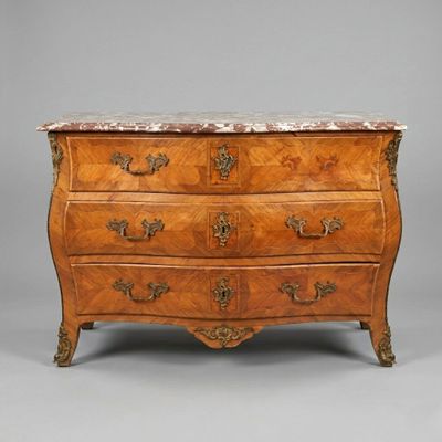 Commode tombeau, en bois de placage, ouvrant par trois tiroi…
