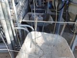 une chaise posée au milieu d'une clôture