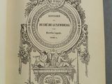 un livre ouvert dont la couverture représente une horloge