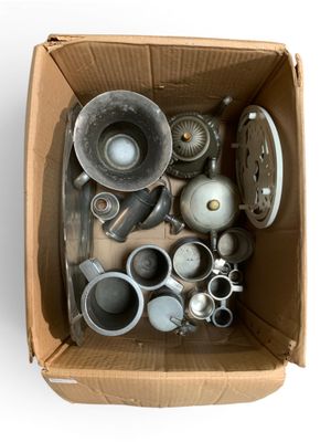 une boîte en carton remplie d'objets métalliques divers
