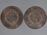 deux pièces d'argent, l'une ornée d'une couronne et l'autre d'une couronne de fleurs