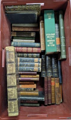 de nombreux livres anciens dans une boîte rouge posée sur la table