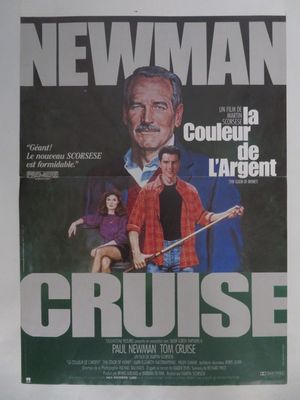 L'affiche annonçant la sortie du film montre un homme en costume-cravate tenant une arme à feu.