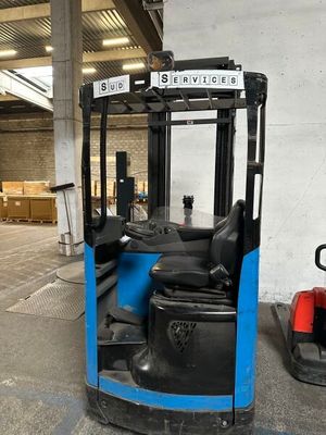 un chariot élévateur dans un entrepôt, peint en bleu et noir