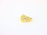 une image d'une bague en or sur fond blanc