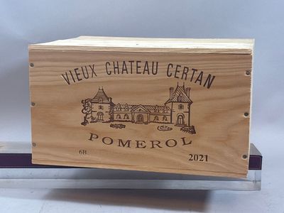 une boîte en bois sur laquelle est dessiné un château