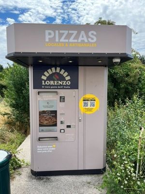 une machine sur laquelle se trouve une pizza, au milieu de la route
