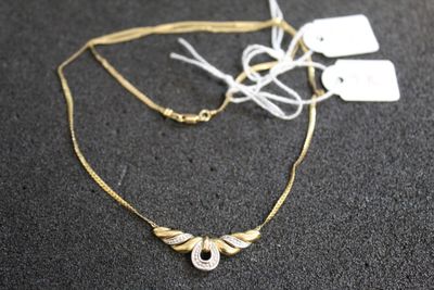 un gros plan d'un collier posé sur une table, avec ses étiquettes