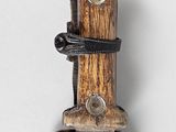 un couteau avec un manche en bois sur une surface blanche