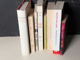 plusieurs livres sont empilés sur une table
