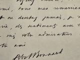 une vieille lettre écrite à l'encre noire sur un bout de papier