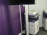 une télévision posée sur un meuble dans un coin de la pièce