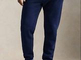 Cet homme porte un sweat-shirt blanc et un pantalon de survêtement bleu.