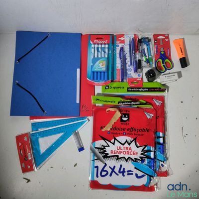 de nombreuses fournitures scolaires disposées sur une table