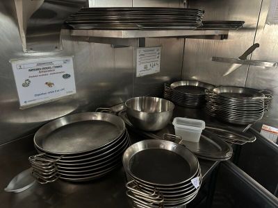 de nombreuses casseroles et poêles sur le comptoir de la cuisine