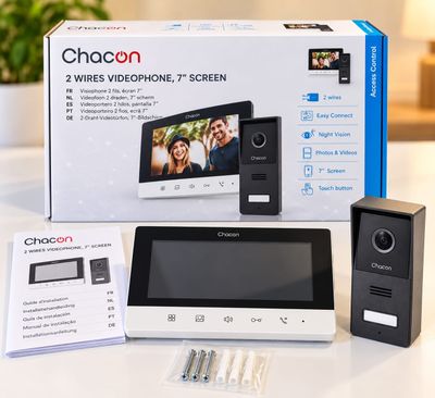 une image représentant un interphone vidéo sur lequel figurent un emballage et un mode d'emploi