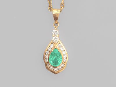 Pendentif en or jaune 750°/°° (18K), sertie d'une belle émer… - Photo 1