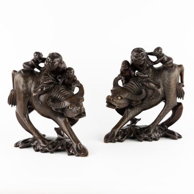 paire de figurines en bronze représentant un homme chevauchant un taureau et une femme à cheval